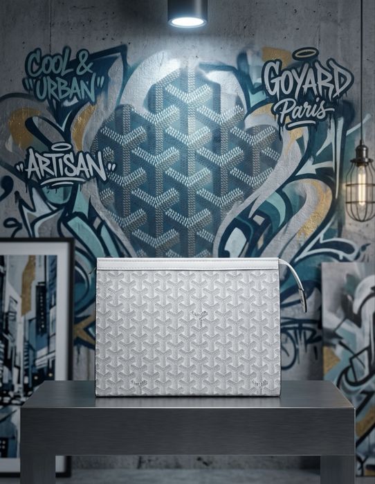 Goyard cluch.