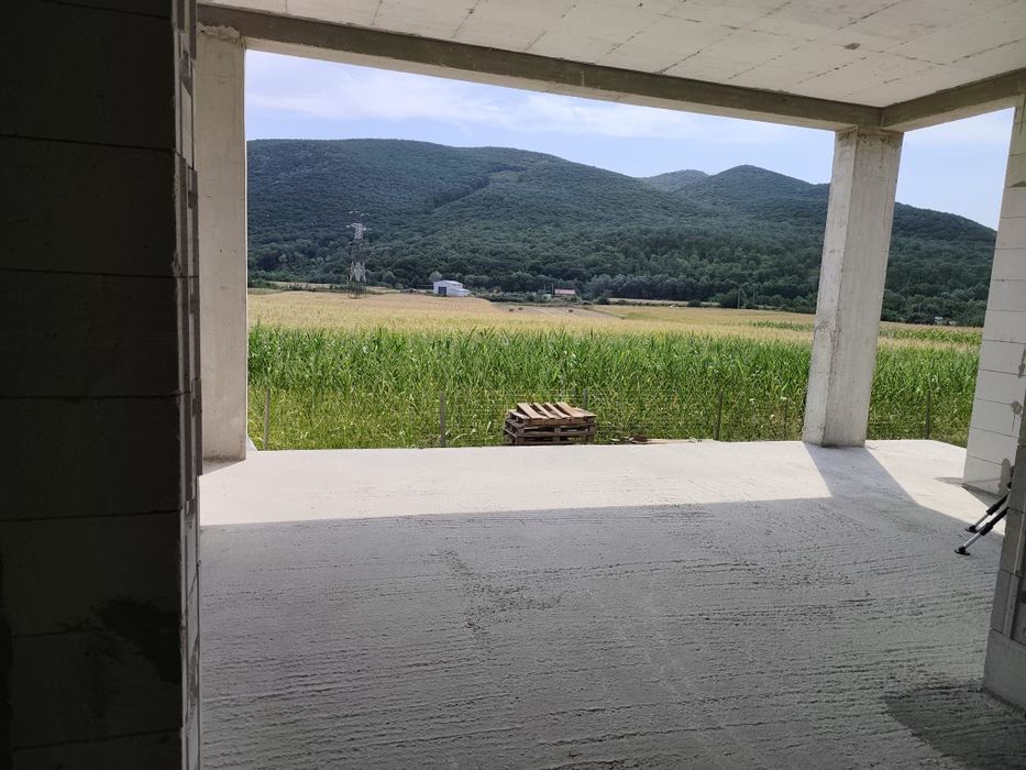 Vând casa la rosu