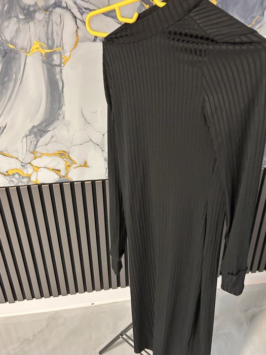 Vand set pantaloni jogger si rochita mulata la pantaloni marimea e 12/14 ani si la rochita xs in stars buna