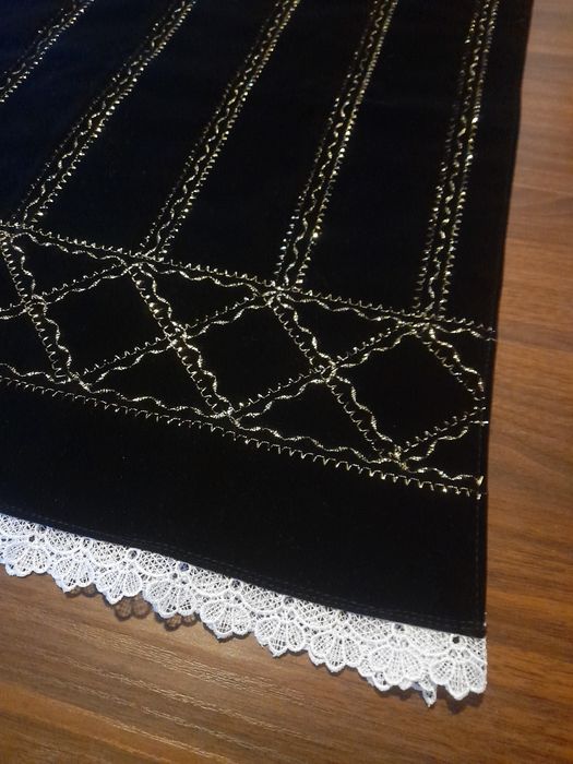 Fota traditionala făcută manual cu un model superb,din catifea