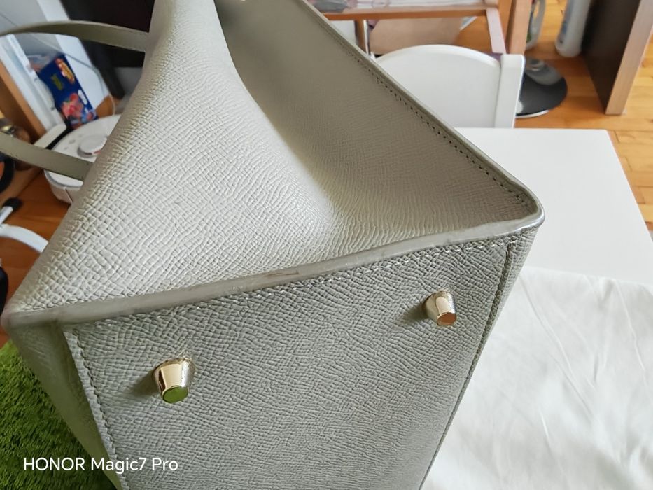 Чанти Furla модели  Essential и Sofia, големи размери