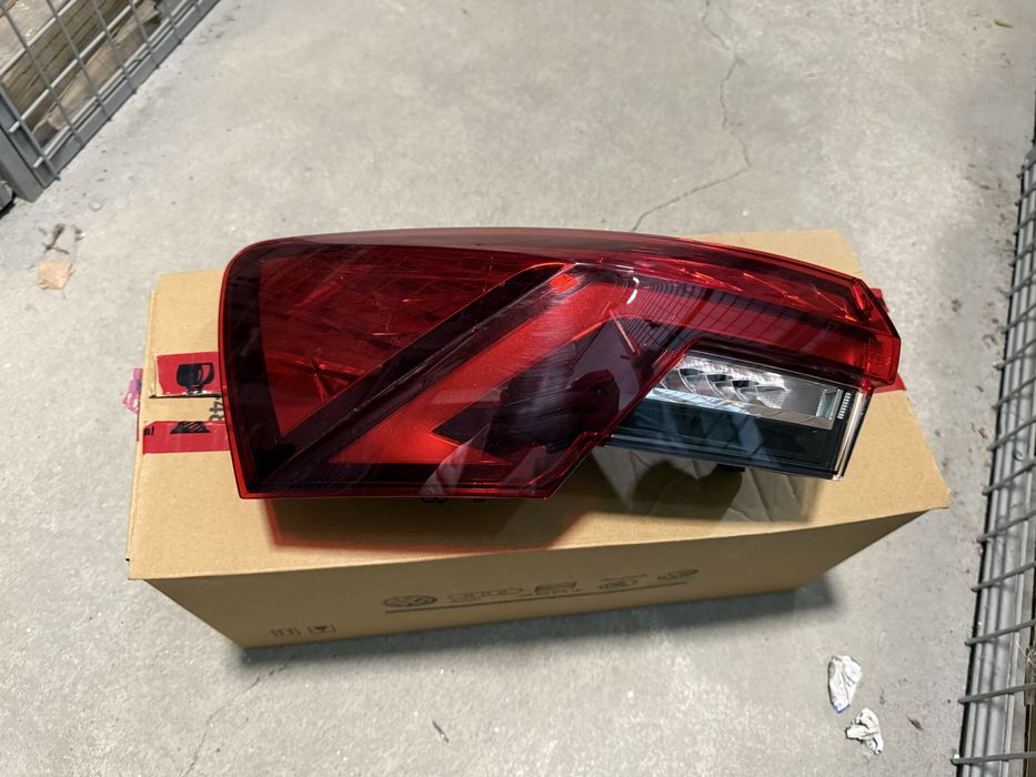 Stop stanga spate Skoda Octavia MK4 cod 5E3945207 2019-2025