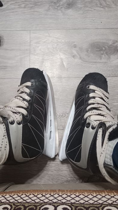 Продам 2 пары коньков