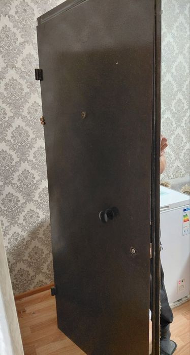 Продам железную дверь