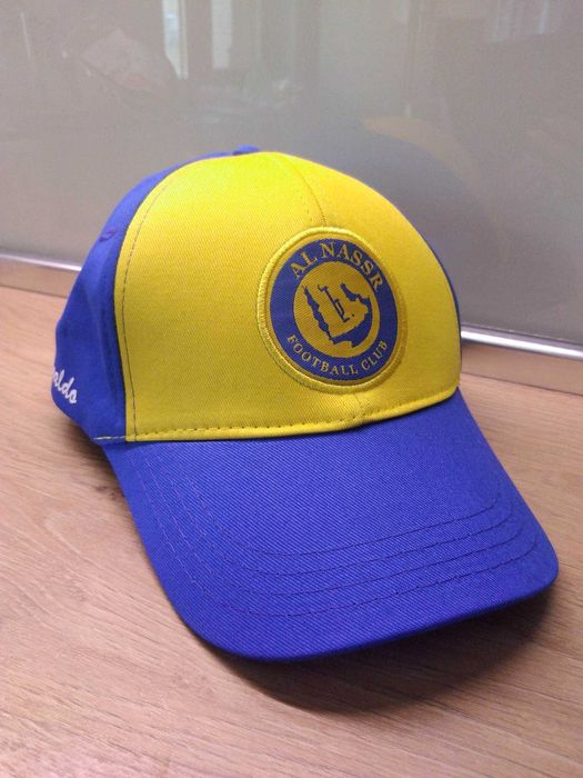 Нови детски футболни екипи, гети и шапки