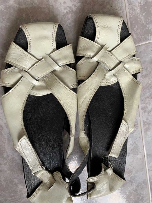 Продавам  сандали естествена кожа 39 номер