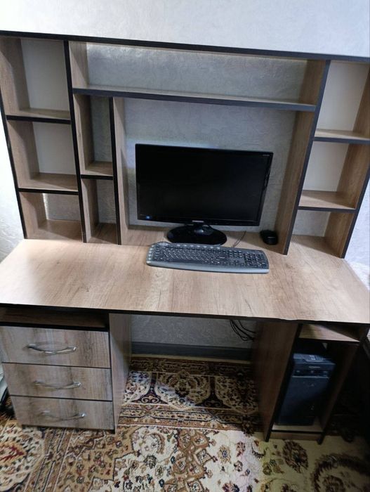 Письменный стол в почти новом состоянии