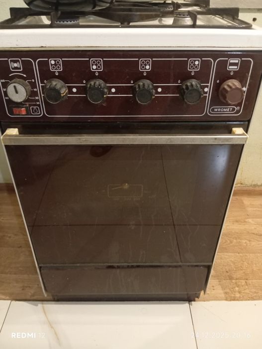 Диван и два кресла .