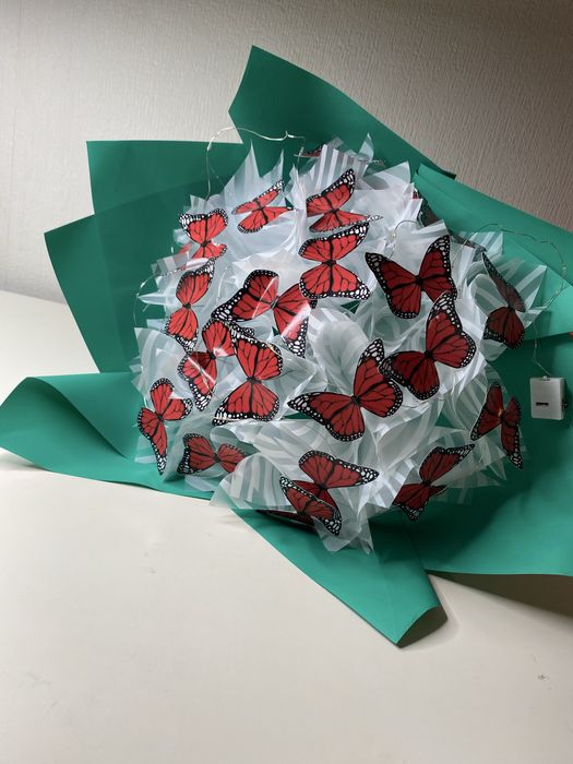 Букеты из роз и бабочек