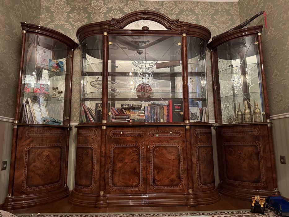 Шкаф-витрина могано + угловые шкафы
