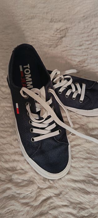 Vand bascheti Tommy Hilfiger, marimea 37,culoare bleumaren.