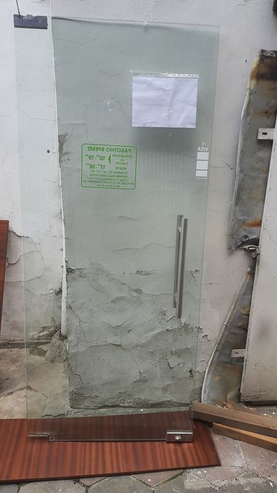 Стъклена врата DORMA с обков и механизъм