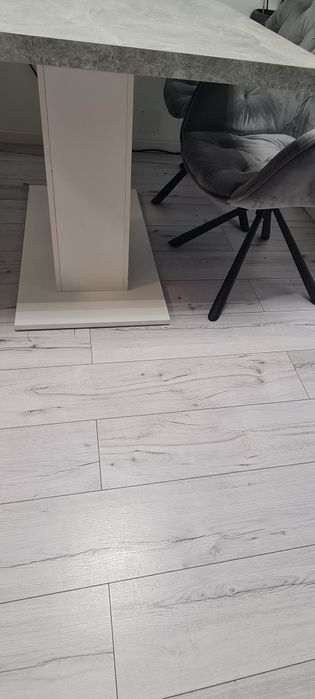 4 scaune catifea gri ( ca si noi) + masa (Moemax)