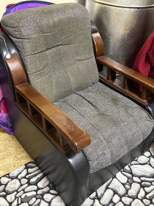 Продается уголок+кресло для гостинной