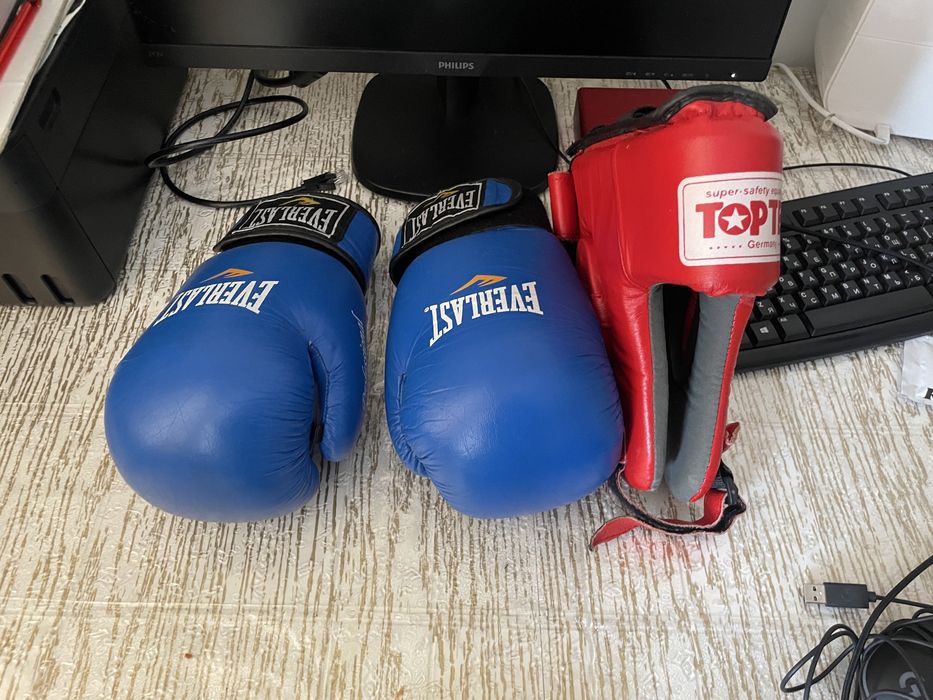 Боксерские перчатки и шлем