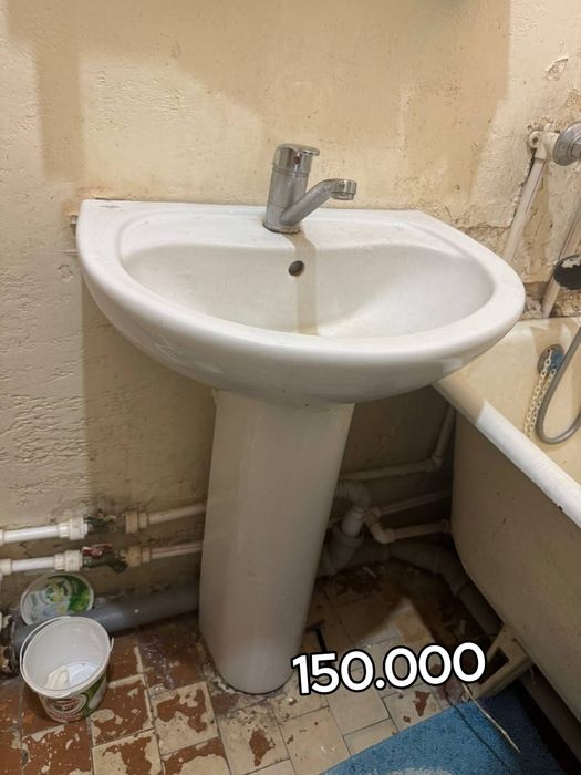 Продается раковина , 2 ковра и 2 люстры