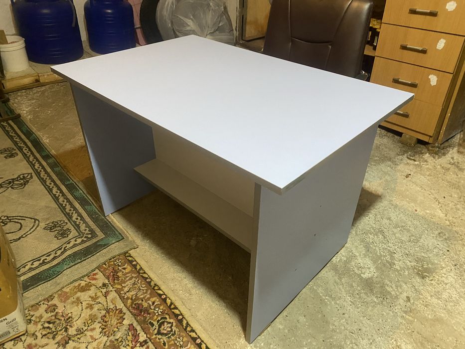 Birou copii foarte practic . Pot sta 2 copii de o parte si de ealalta