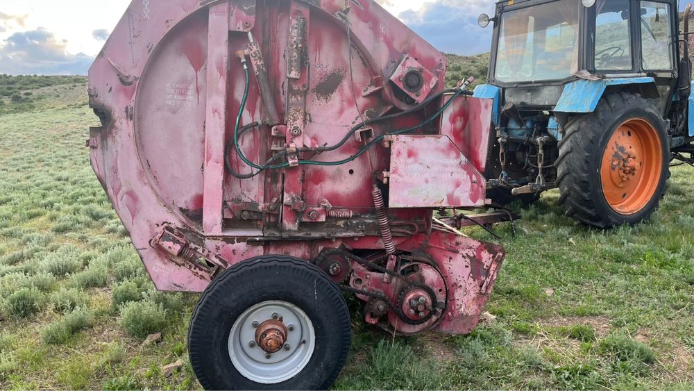 Трактор МТЗ 80, руллонный прессподборщик