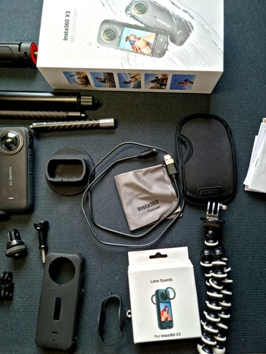 Insta360 X3 cu multe accesorii, ca nou