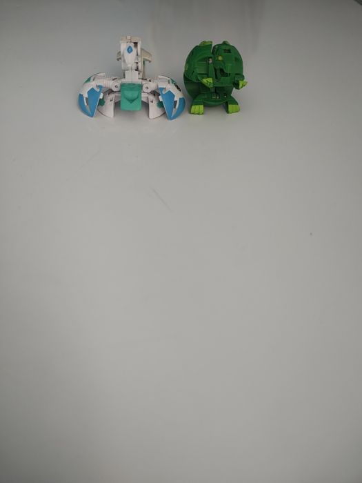 Vând bakugani albi și verzi