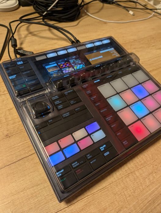 Native Instruments Maschine Plus + Decksaver +най-бързата съвместима 128GB карта, гаранция до 2028 + подарък