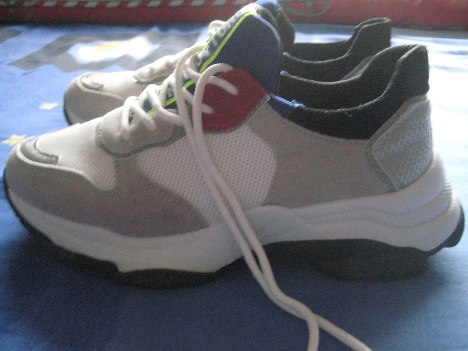 Продавам дамски спортни маратонки