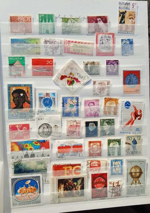 Класьор с над 400 бр. пощенски марки .