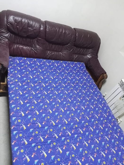 Срочно продам два дивана и кресло