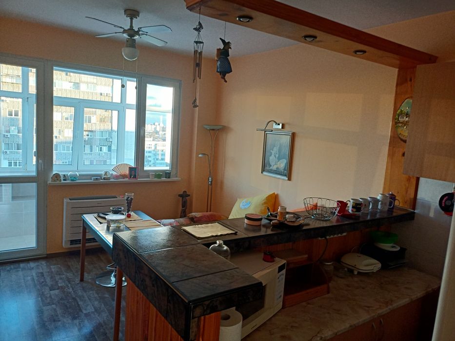 Продава се Тристаен апартамент в Варна, Цветен квартал - 70 кв.м за 2286 €/кв.м - Снимка #2