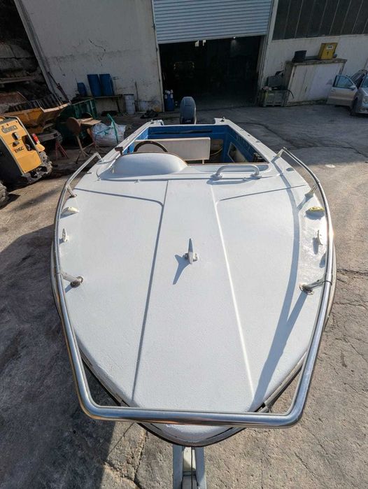 Barca cu motor si peridoc