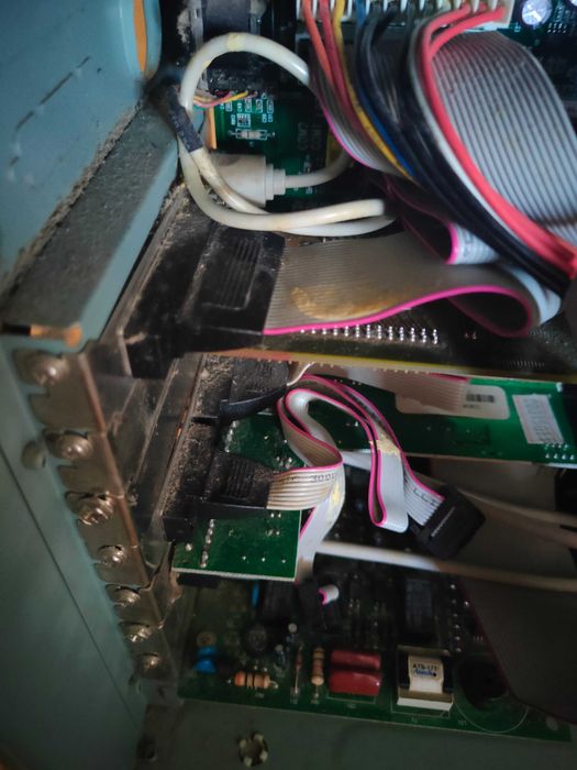 Продавам стационарен компютър с монитор, тонколони, мишка и клавиатура