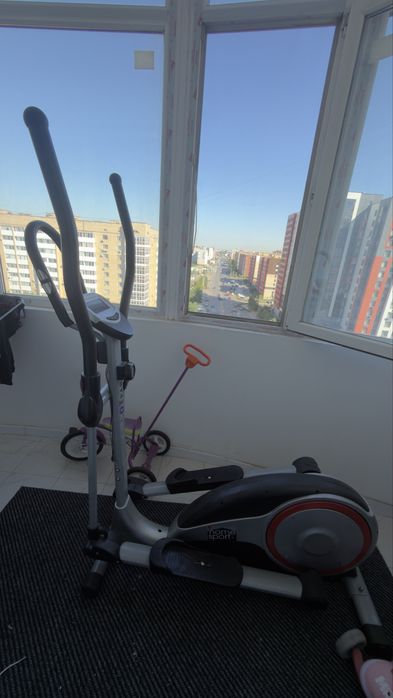 Продам элипс для домашних тренировок.