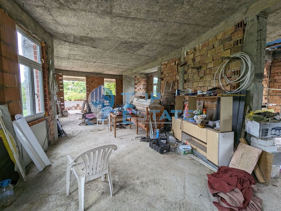 Масивна къща на груб строеж с голям двор и панорама в село Войнежа