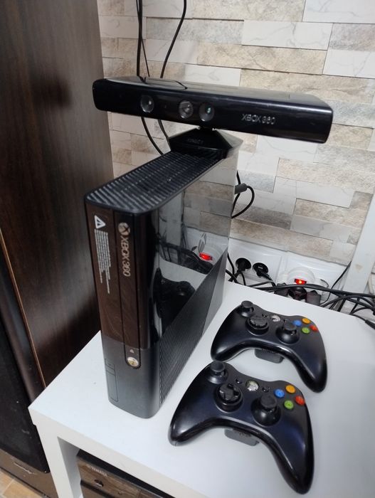 Xbox 360 Slim E 320 gb/kinect/33 jocuri/ GTA 5