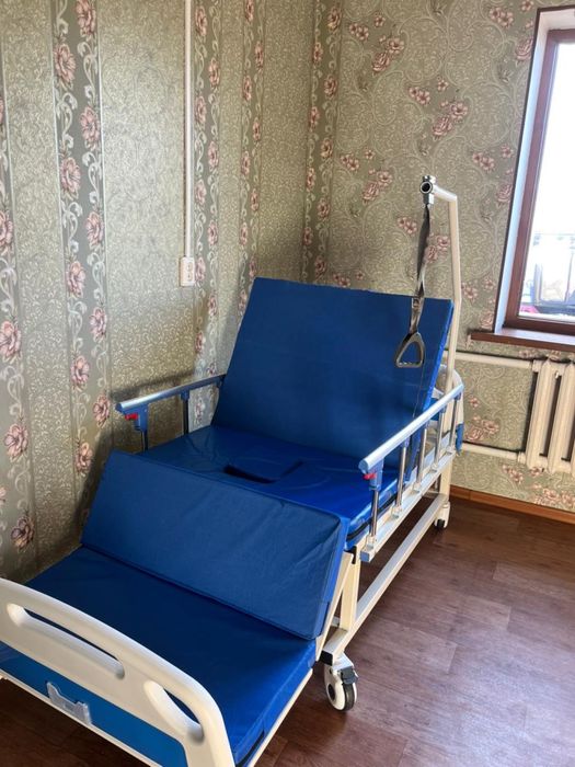 Инвалидная кровать с пролежным матрасом