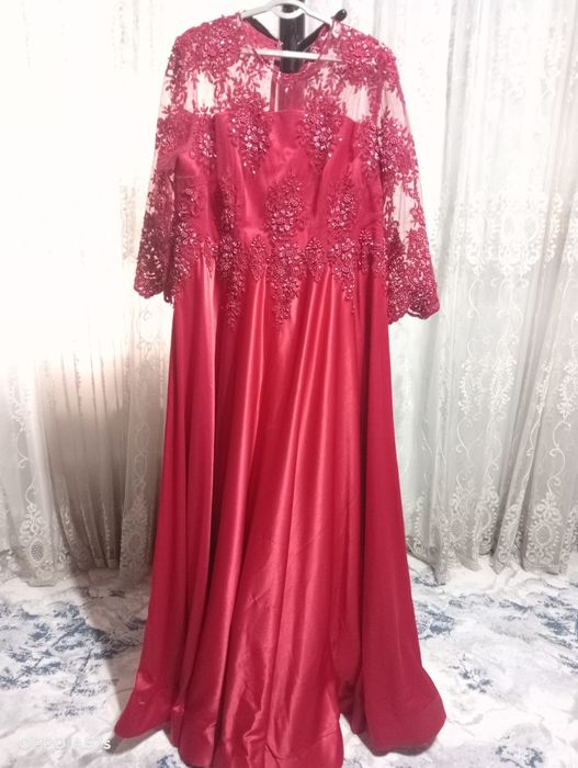 Вечерний платья с длинным шлейфом