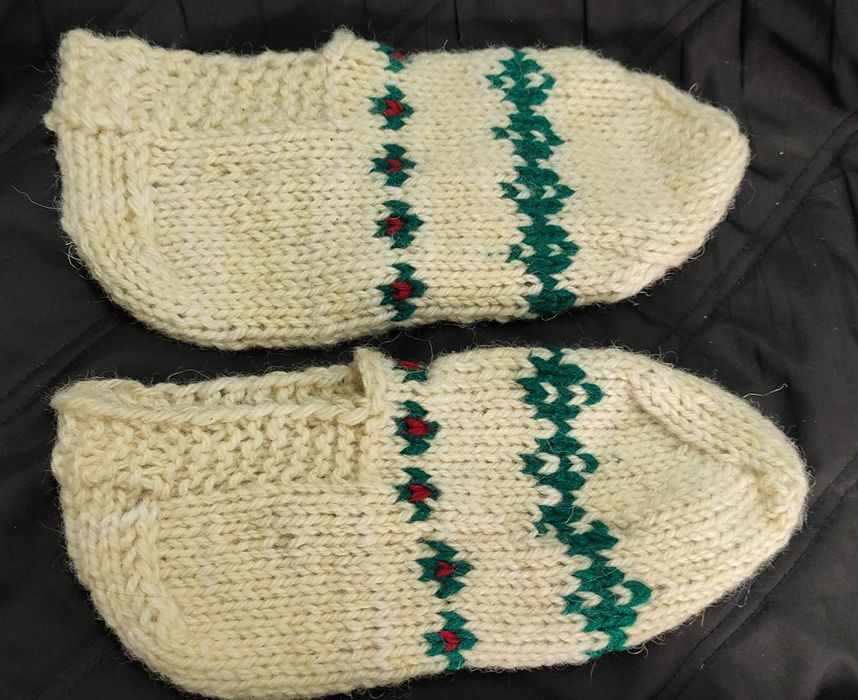 Коледни и обикновени, вълнени чорапи и терлици, ръчно плетени