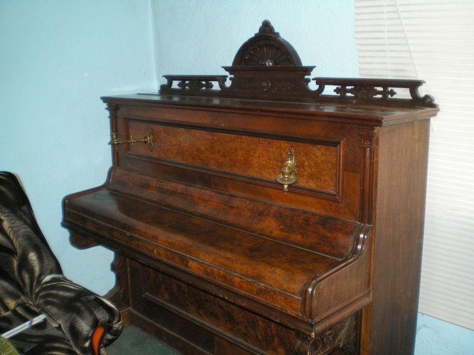 Продам пианино антиквариат