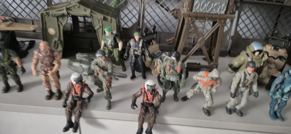 Продам игрушки военную базу