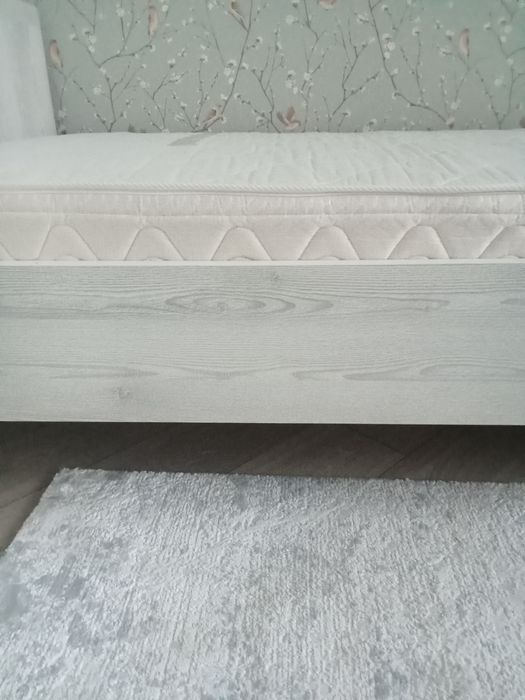 Кровать односпальную размер 90-200