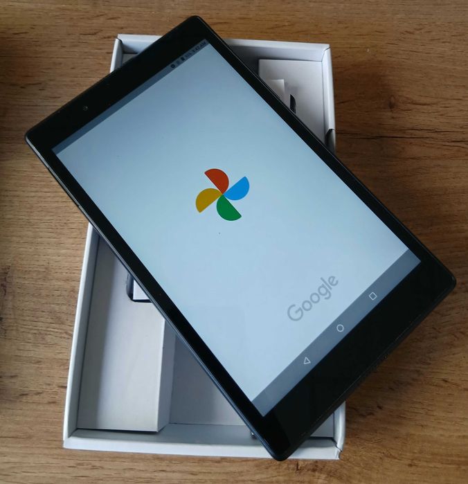 Таблет LENOVO Tab4 8
