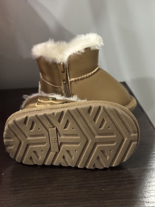 Продам детские зимние угги