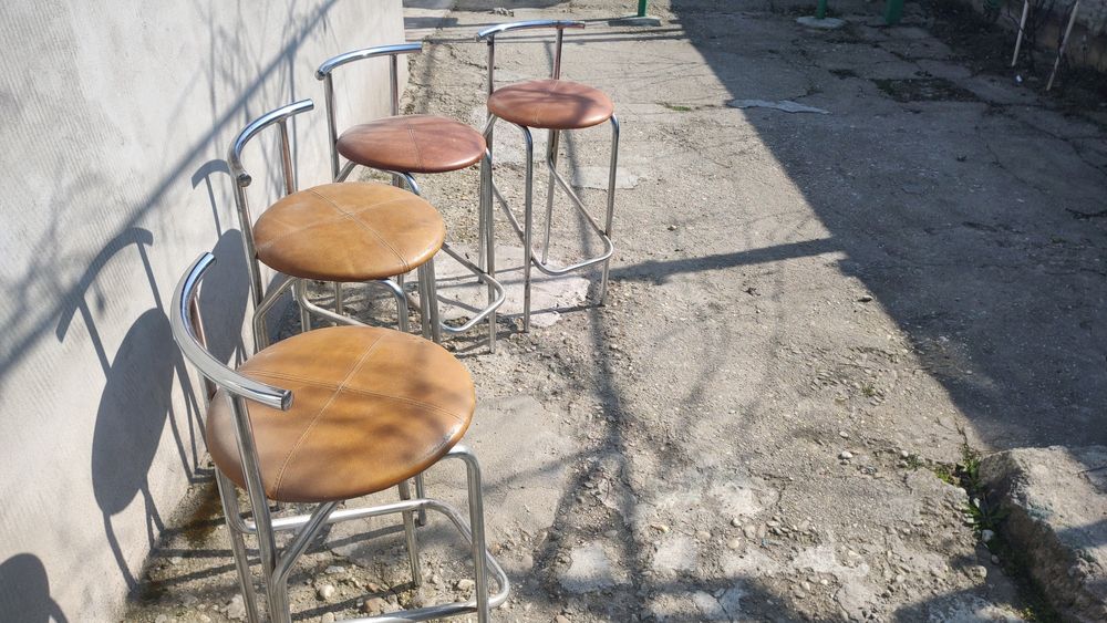 Vând scaune de bar utilizate  dar în stare bună