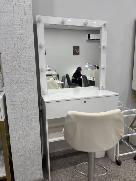 Продам стол для визажиста / бровиста