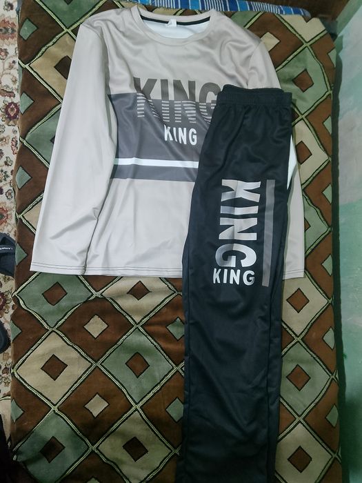 Кастюмы оба 52 розмер