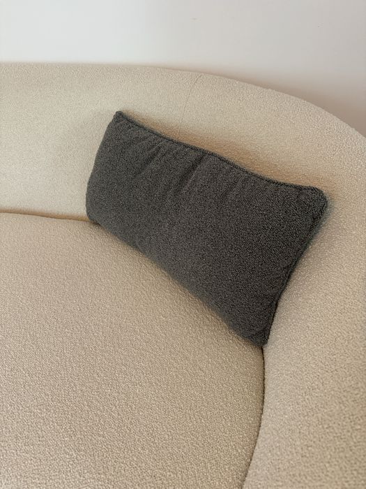 Canapea modernă bouclé alb, design curbat, stare foarte bună, 2 perne incluse