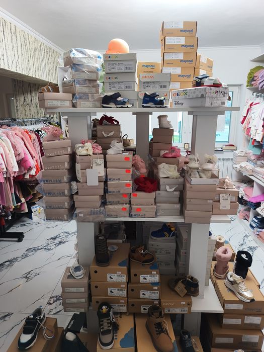 Vând mobilier pentru magazin de hăinuțe