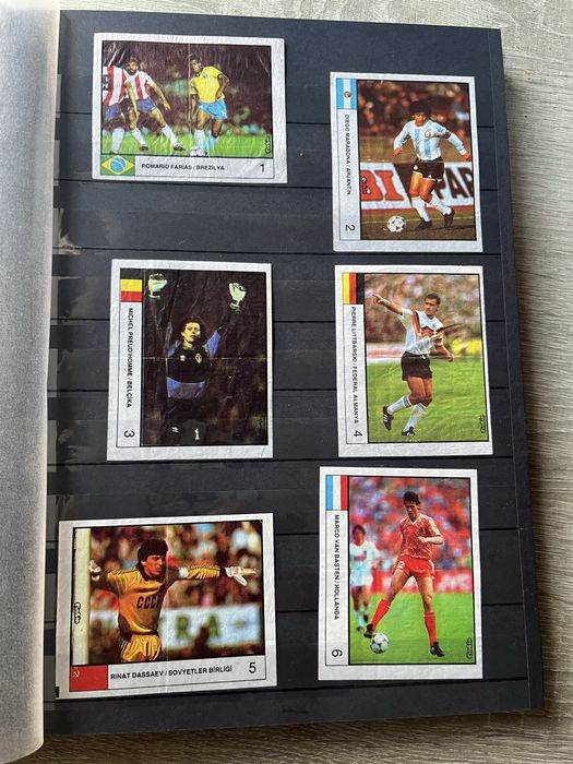 Пълен албум с картонки с футболисти