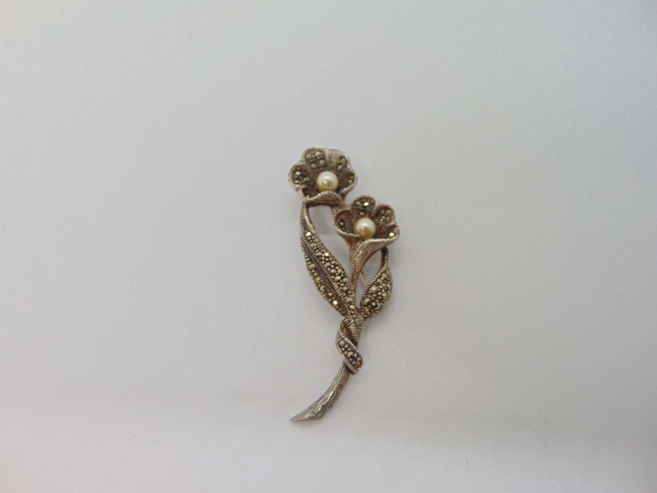 Brosa din argint cu marcasite si perla