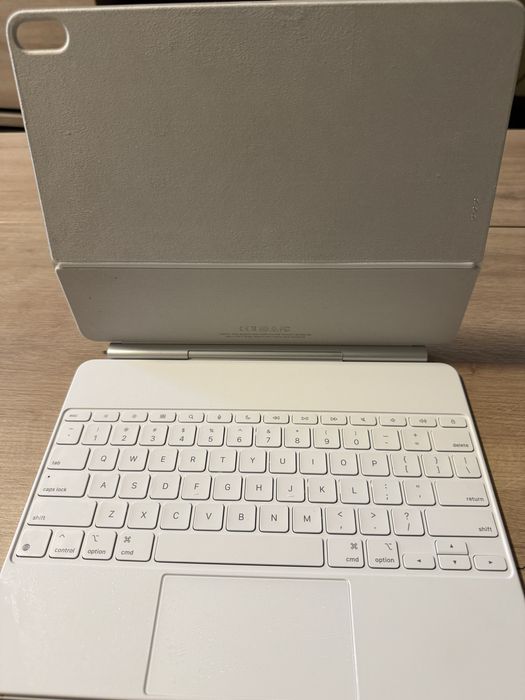 Apple Magic Keyboard за iPad Air 13” (M2 / M3 / M4).